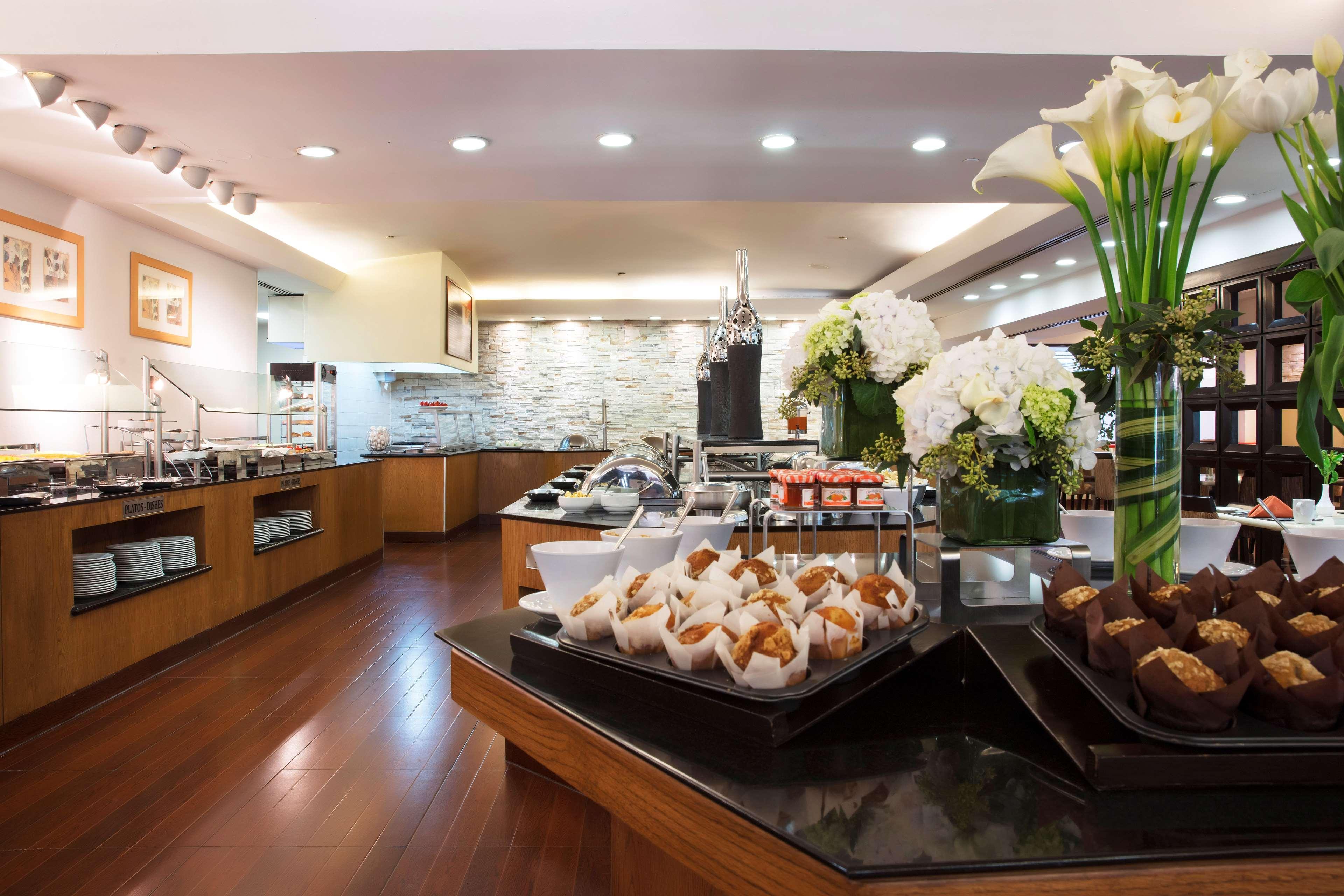 Hotel Barcelo Guadalajara Exteriér fotografie The buffet at the lounge