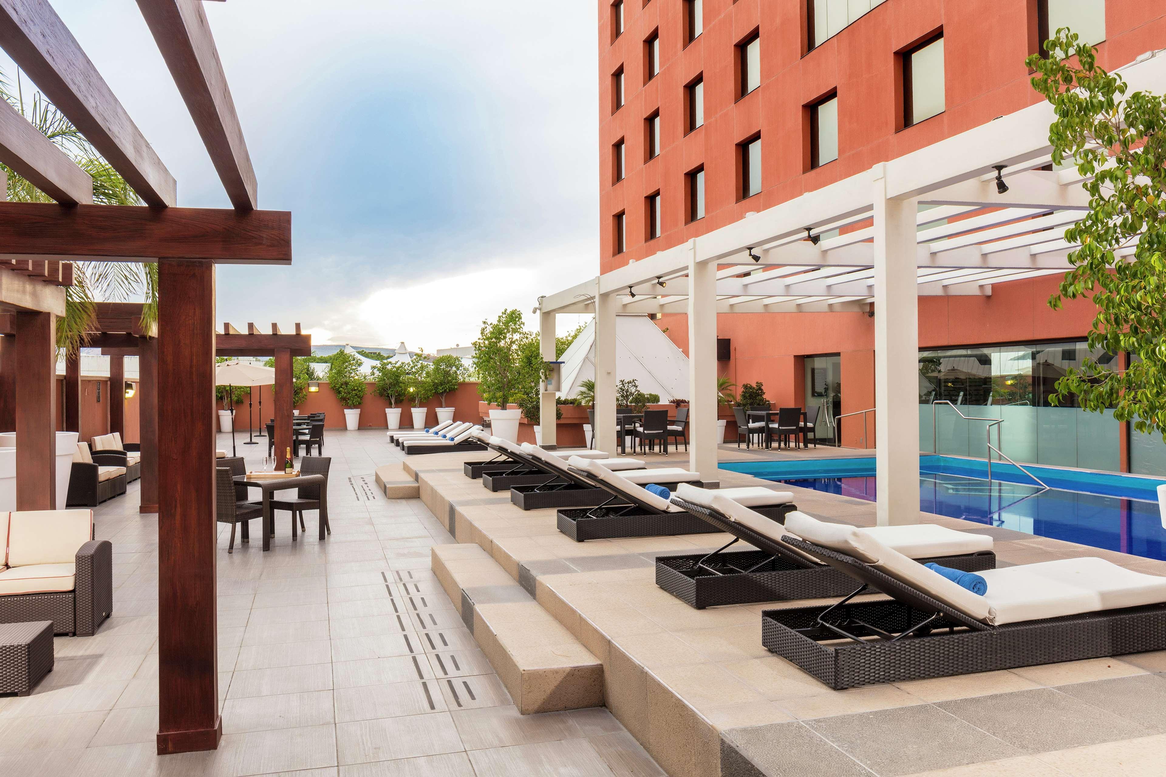 Hotel Barcelo Guadalajara Exteriér fotografie The rooftop pool at the hotel