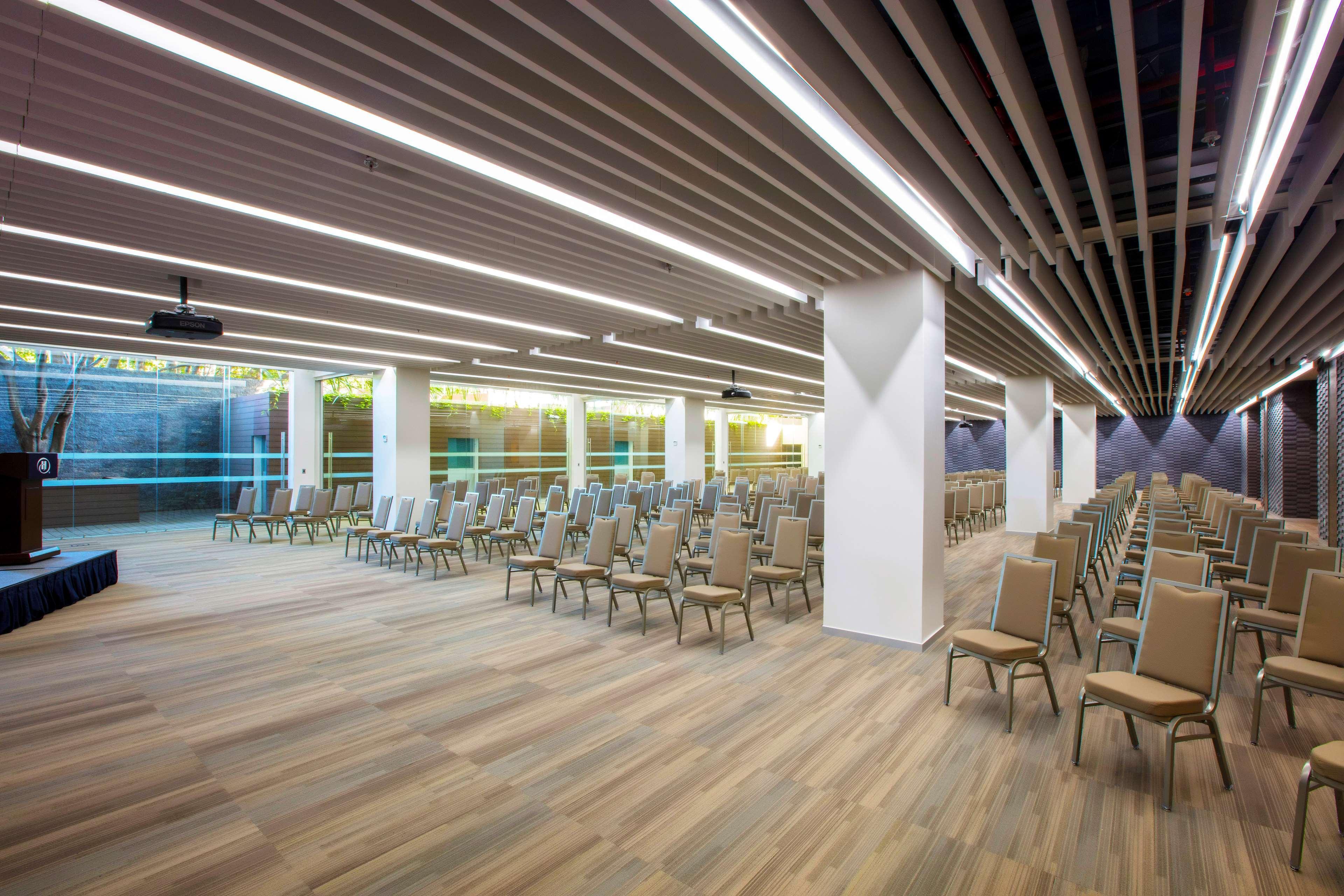 Hotel Barcelo Guadalajara Exteriér fotografie The interior of the library
