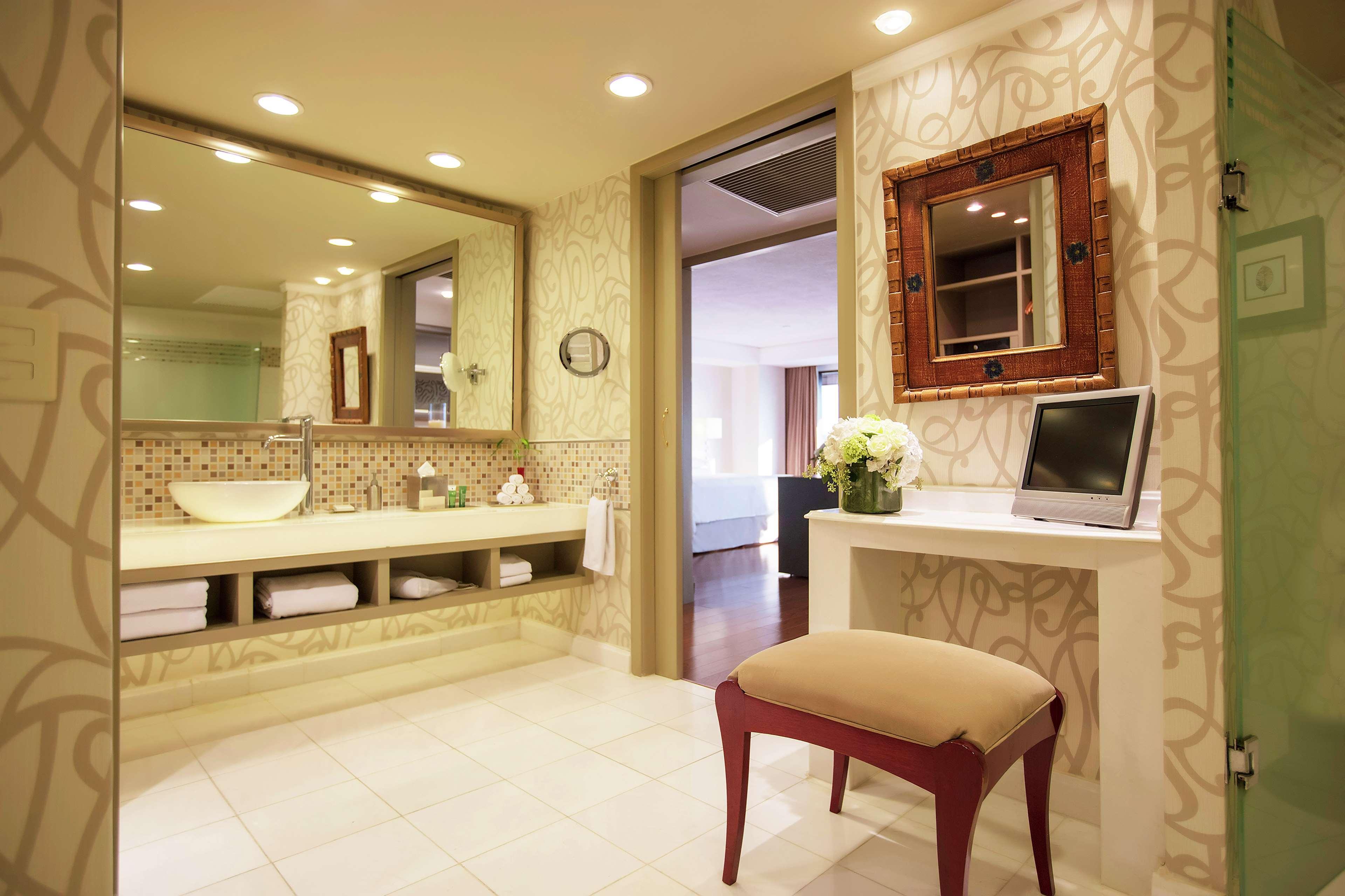 Hotel Barcelo Guadalajara Exteriér fotografie Bathroom
