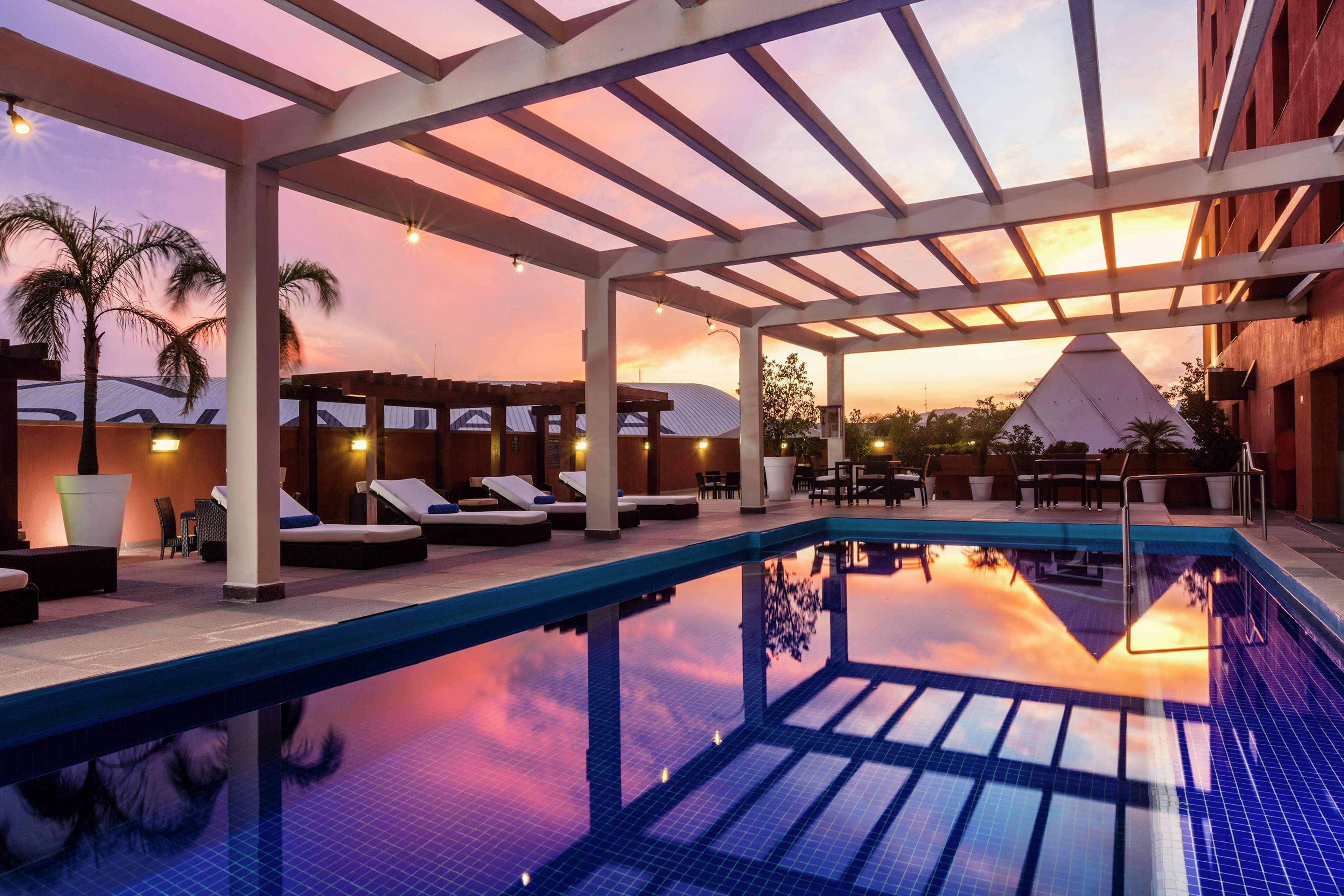 Hotel Barcelo Guadalajara Exteriér fotografie The pool at the hotel