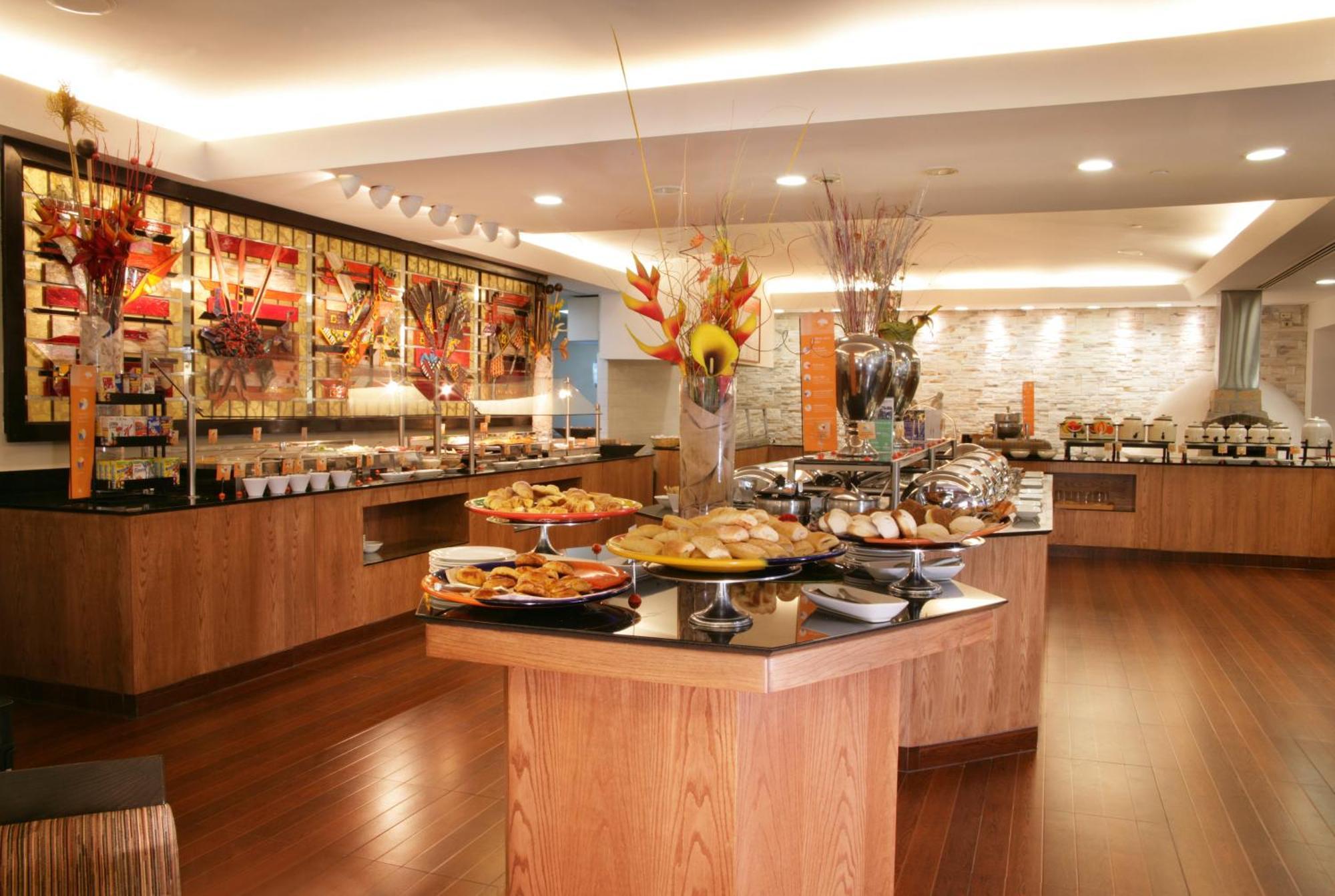 Hotel Barcelo Guadalajara Restaurace fotografie The buffet at the restaurant